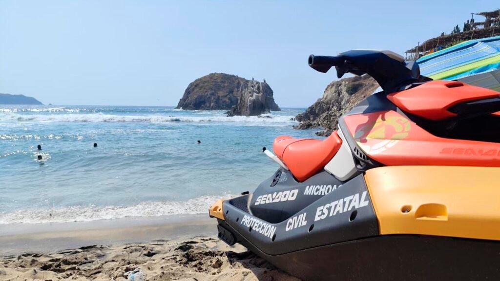 Autoridades alertan por mar de fondo en Michoacán con oleaje de hasta 2 metros, corrientes peligrosas y recomendaciones para evitar riesgos en playas.