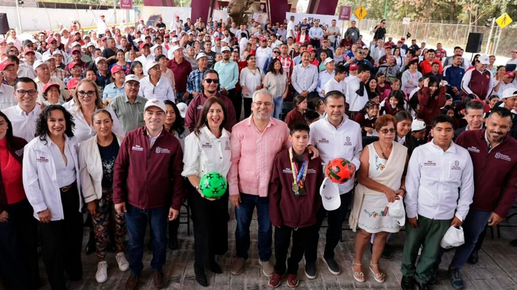 Alfredo Ramírez Bedolla entrega material deportivo en Uruapan
