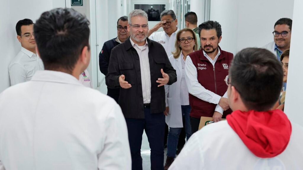 Alfredo Ramírez Bedolla en hospital dialogando con personal y médicos en Michoacán