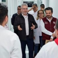 Alfredo Ramírez Bedolla en hospital dialogando con personal y médicos en Michoacán