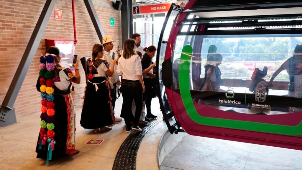 Cabinas del teleférico con vista cultural de Uruapan