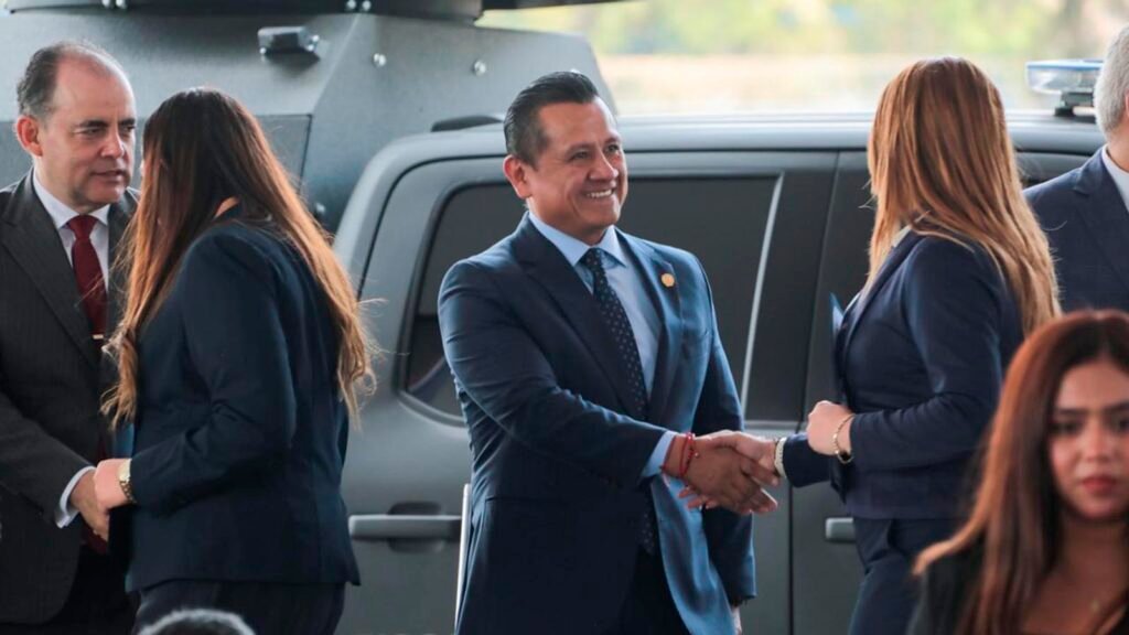 Carlos Torres Piña entrega reconocimientos a personal de la FGE