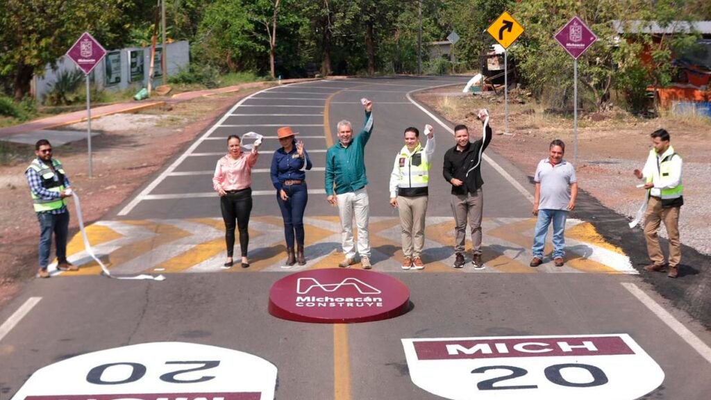 Alfredo Ramírez Bedolla inaugura carretera en Nuevo Urecho