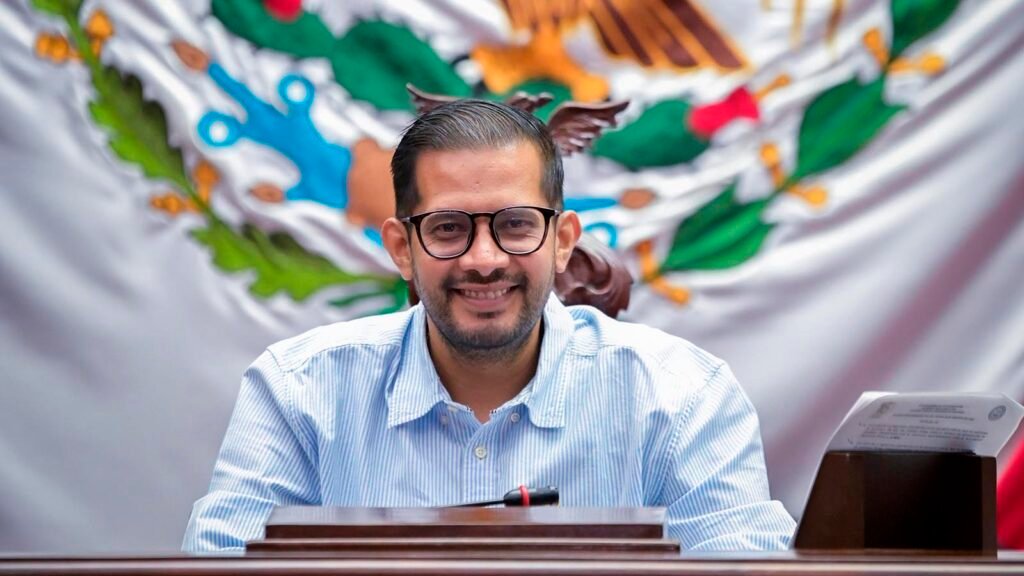 Conrado Paz Torres diputado de Michoacán promoviendo reforma educativa