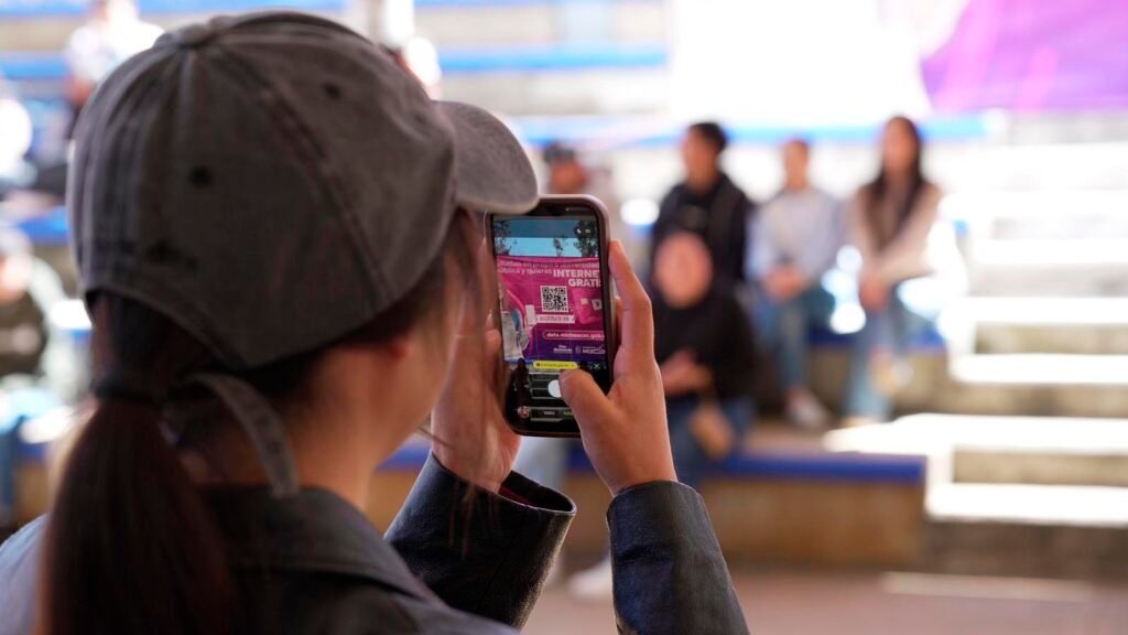 Estudiantes usando internet gratuito en Michoacán