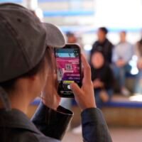 Estudiantes usando internet gratuito en Michoacán