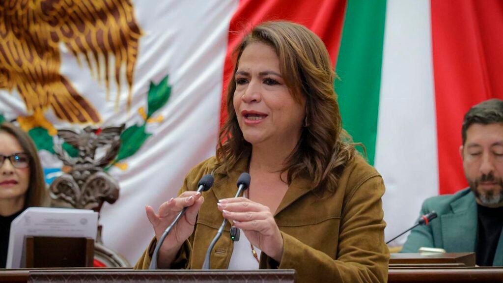 Fabiola Alanís durante sesión del Congreso de Michoacán