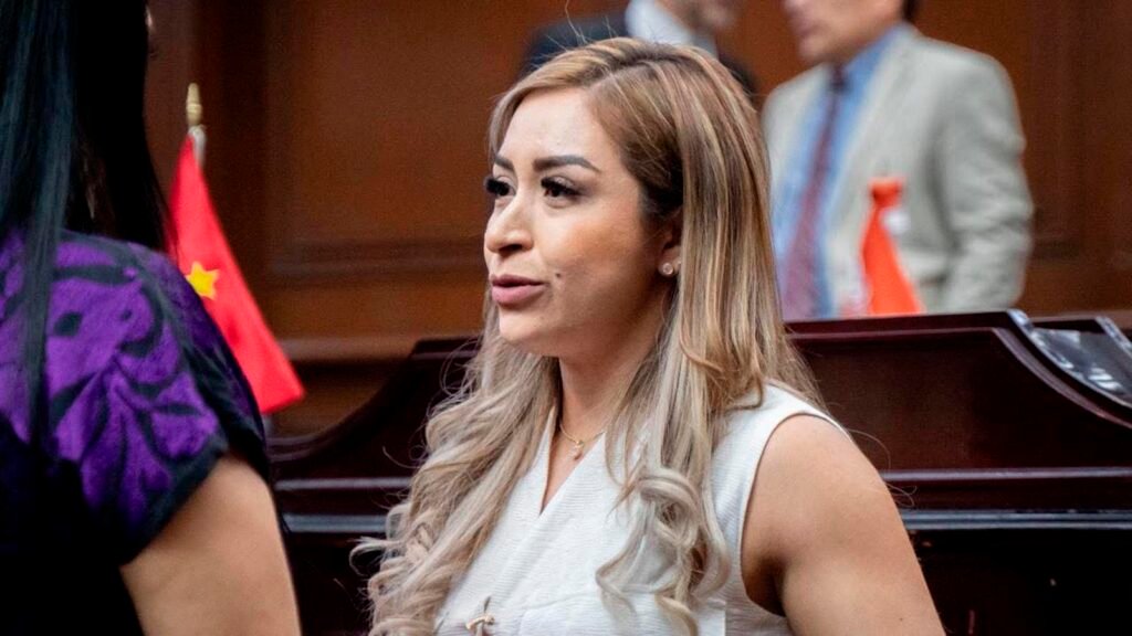 Grecia Aguilar Mercado durante intervención en el Congreso de Michoacán