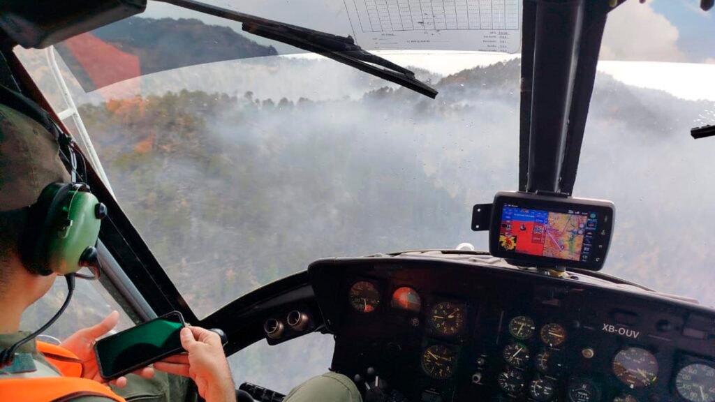 Helicóptero con helibalde combate incendio forestal en Nuevo Urecho