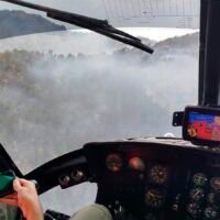 Helicóptero con helibalde combate incendio forestal en Nuevo Urecho
