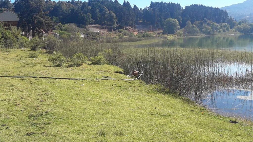 Lago de Zirahuén en crisis ambiental por extracción ilegal de agua
