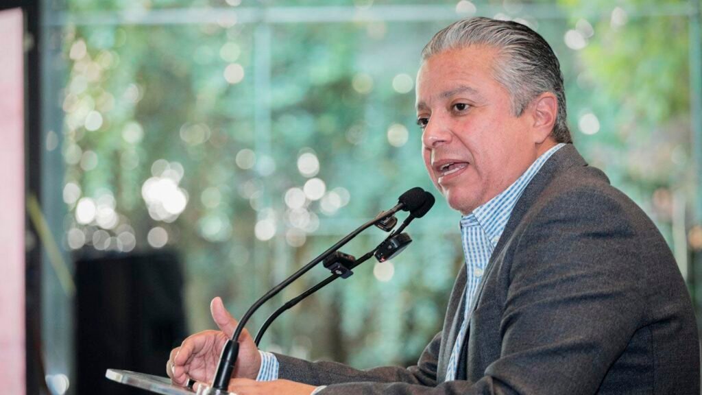 Luis Navarro secretario de Finanzas Michoacán conferencia