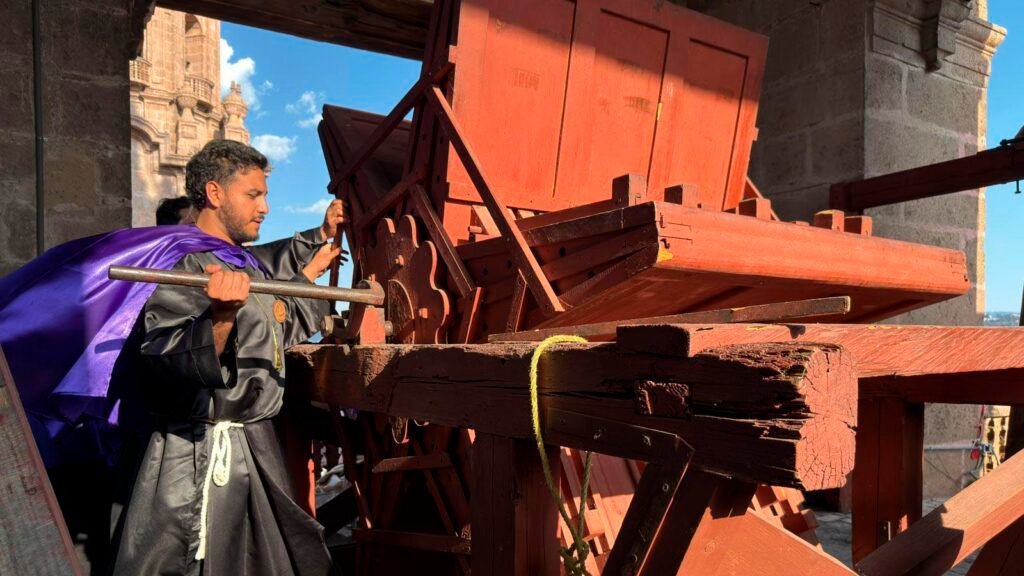 Matraca monumental en la Catedral de Morelia durante Semana Santa