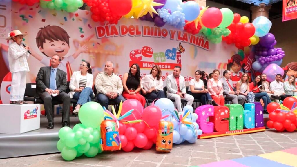 Niñas y niños en celebración del Día del Niño en CENDI