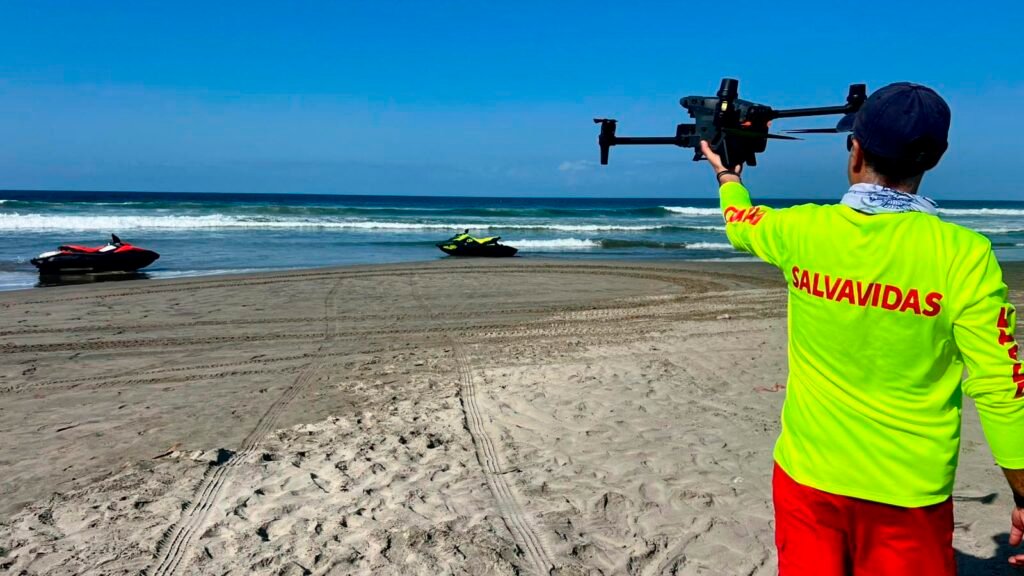 Elementos de Protección Civil en playas de Michoacán durante Semana Santa