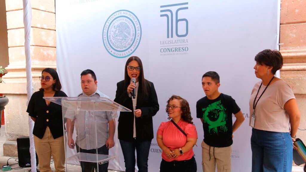 Personas con discapacidad participando en parlamento ciudadano