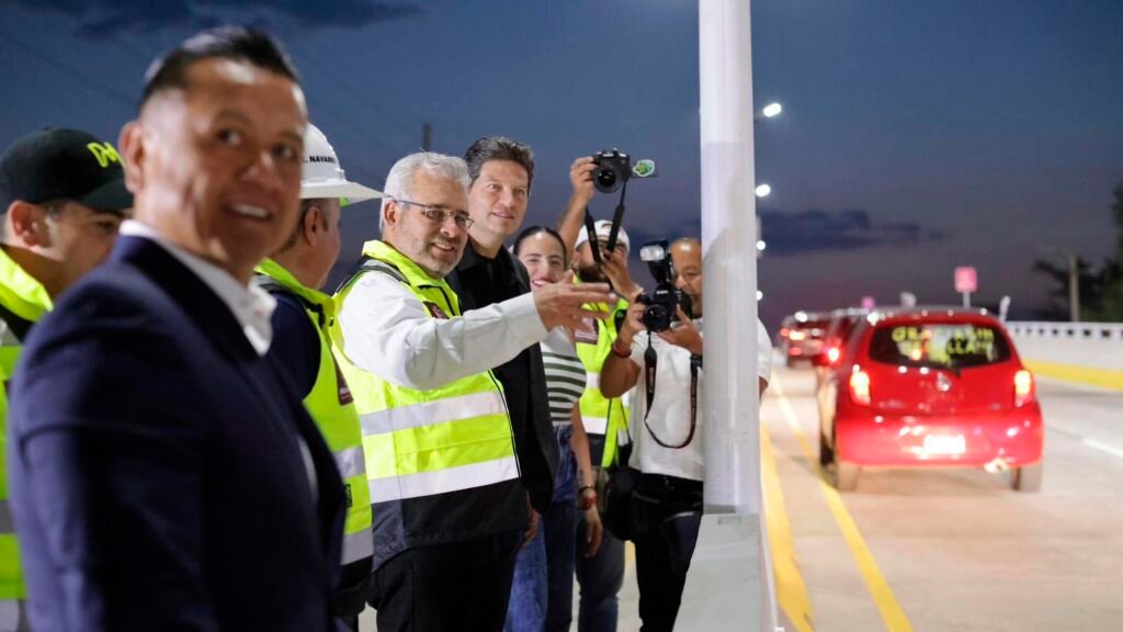 Puente Independencia en Morelia con carriles superiores abiertos