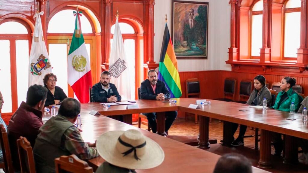 Raúl Zepeda Villaseñor durante reunión con familias de brigadistas