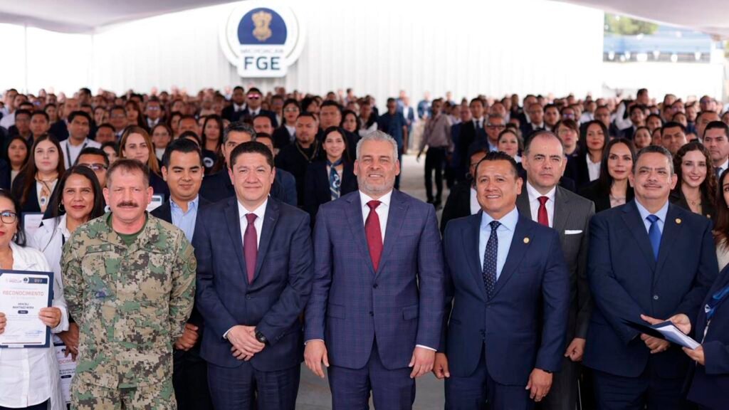 Entrega de reconocimientos a personal de la Fiscalía de Michoacán