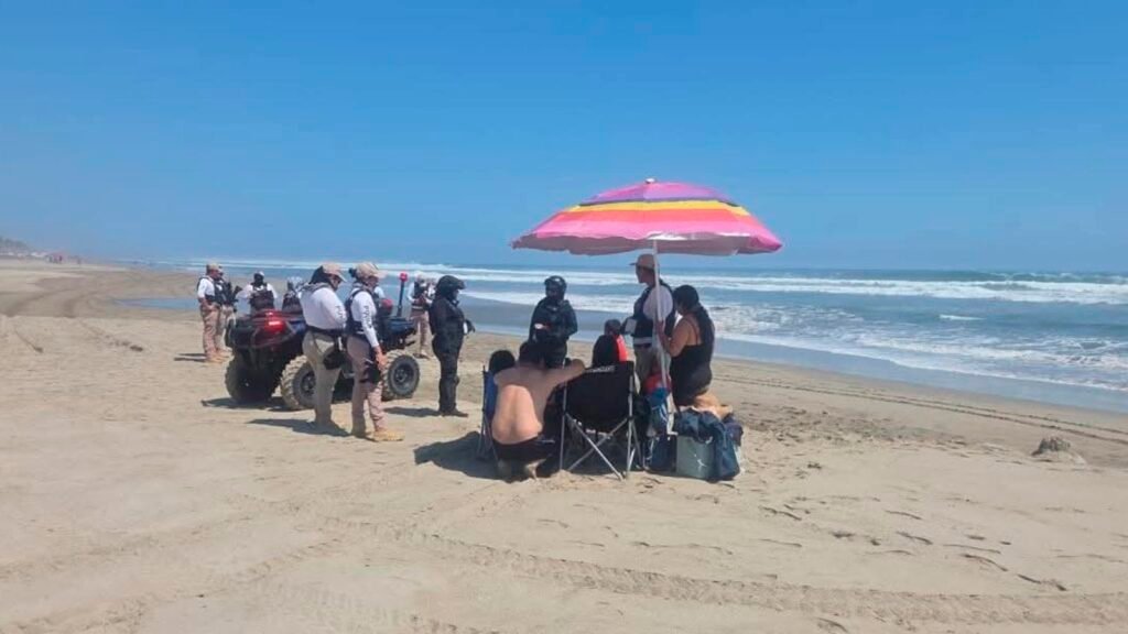 Salvavidas rescatan turistas en Playa Azul Michoacán
