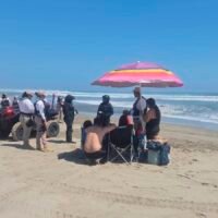 Salvavidas rescatan turistas en Playa Azul Michoacán