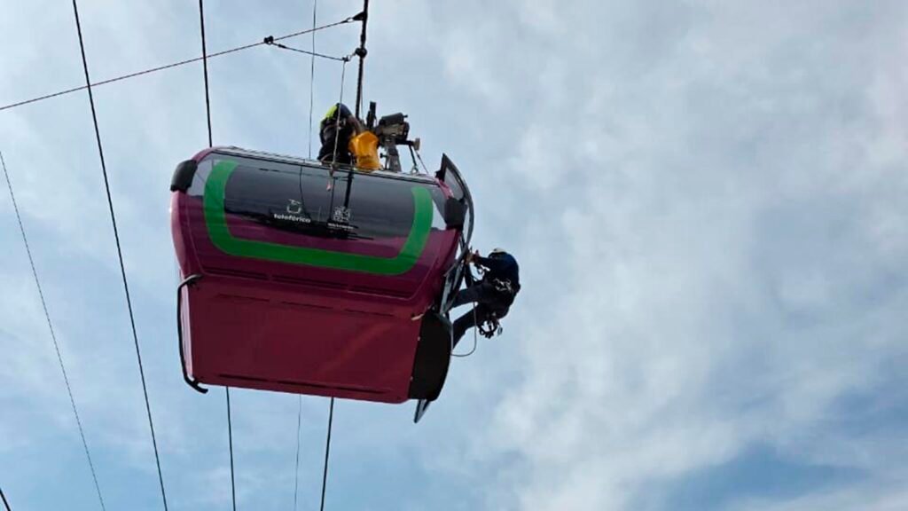 Paramédicos realizando rescate en teleférico en Uruapan
