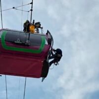 Paramédicos realizando rescate en teleférico en Uruapan