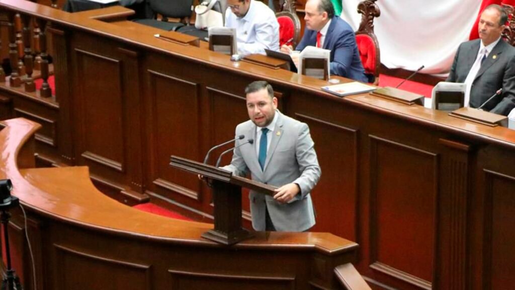 Reyes Galindo presenta iniciativa en el Congreso de Michoacán