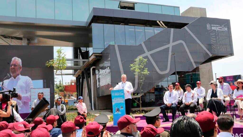 Cabinas del teleférico de Uruapan sobrevolando la ciudad