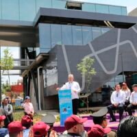 Cabinas del teleférico de Uruapan sobrevolando la ciudad