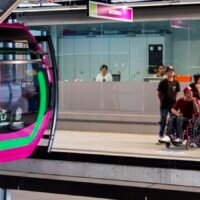 Personas utilizando el teleférico de Uruapan