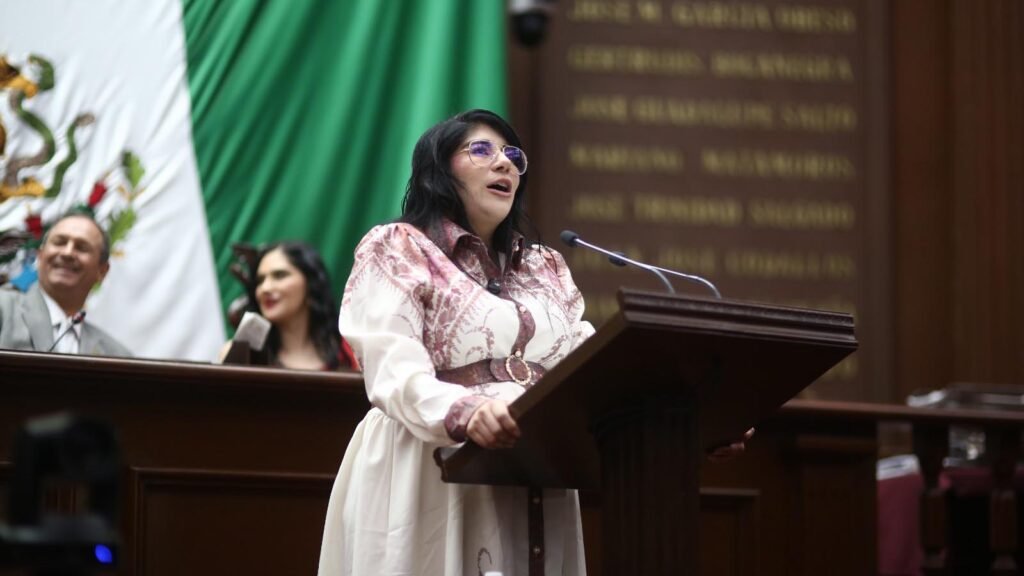 Ana Vanessa Caratachea Sánchez en tribuna del Congreso de Michoacán