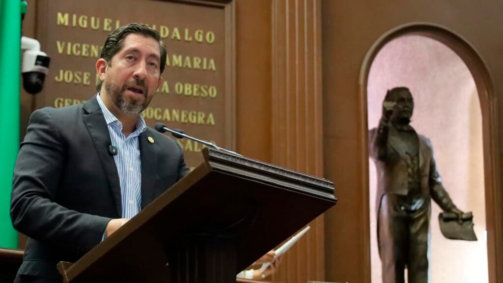 En el Congreso de Michoacán, el diputado Abraham Espinoza Villa presentó una iniciativa para agilizar la adopción intrafamiliar de niñas y niños criados por abuelos, tíos o hermanos mayores.