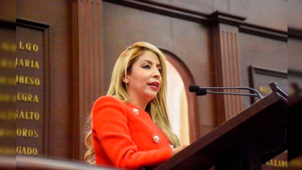 En el Congreso de Michoacán, la diputada Ana Belinda Hurtado propuso que adultos mayores paguen solo el 50% del transporte público para apoyar su economía.