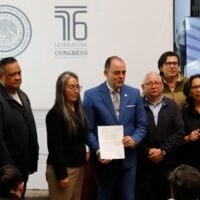 Baltazar Gaona García recibe iniciativa ciudadana en el Congreso del Estado para crear el Instituto Michoacano para Fortalecer e Integrar a la Familia.