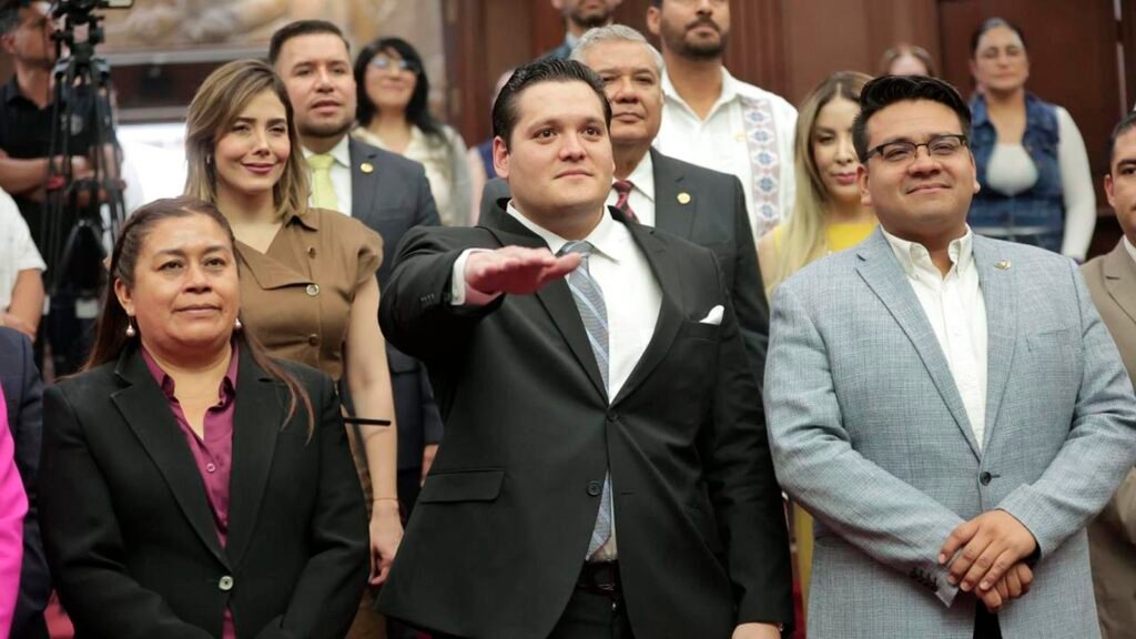 En el Congreso de Michoacán, César Osuna Belmonte rindió protesta como diputado local en suplencia de Juan Carlos Barragán para fortalecer la agenda legislativa.
