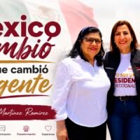 Myriam Martínez Ramírez aparece al centro junto a dos mujeres en una plaza pública durante una actividad comunitaria. Las tres sonríen mientras posan frente a la cámara en un ambiente de convivencia ciudadana. La imagen acompaña la columna titulada “México cambió porque la gente decidió cambiar su historia”, una reflexión sobre la participación social, la transformación del país y el papel de la ciudadanía en la construcción de un México más justo.