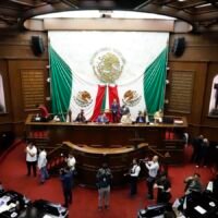 Estudiantes practican escritura a mano en aula escolar de Michoacán