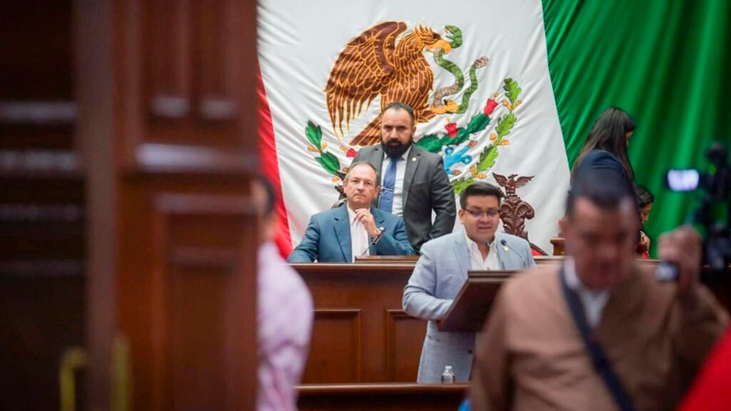 En el Congreso de Michoacán, David Martínez Gowman presentó una iniciativa para aumentar sanciones administrativas y penales a conductores ebrios o intoxicados.