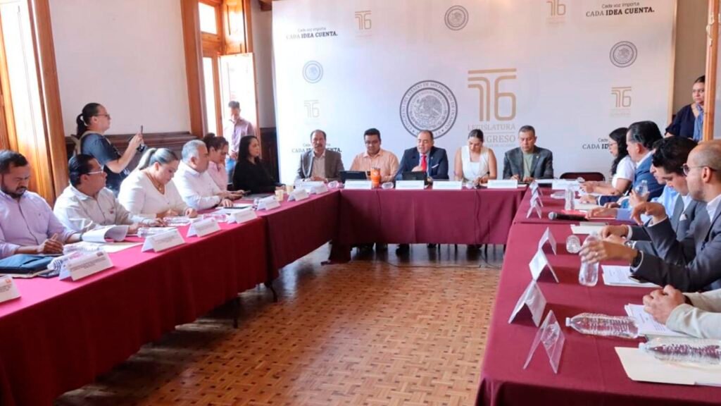 Es integrada por comisión legislativa, autoridades electorales y dirigentes estatales de diversas fuerzas políticas, se estarán llevando a cabo mesas técnicas para analizar todas las propuestas