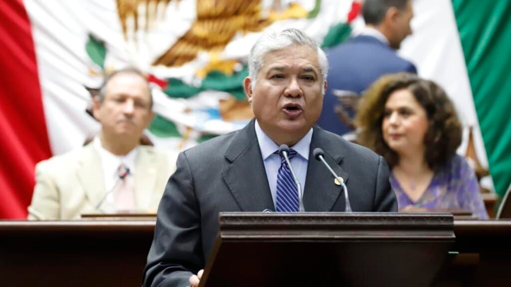 En el Congreso del Estado, Juan Antonio Magaña de la Mora propuso incluir la suplencia en alcaldías para garantizar continuidad administrativa.