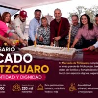 Bedolla parte pastel por primer aniversario del Mercado de Pátzcuaro
