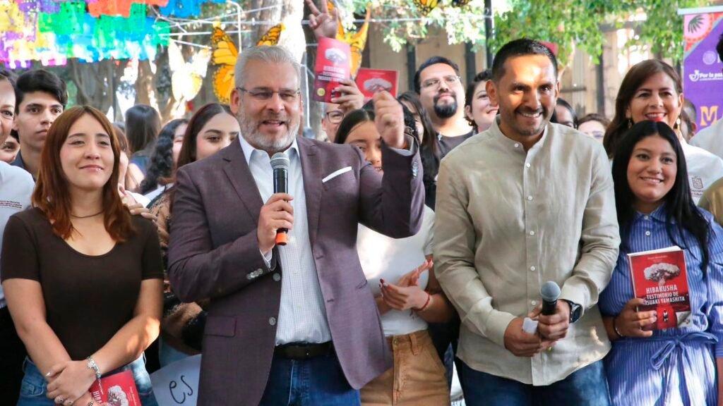 Michoacán se sumó al Maratón Nacional de Lectura por la Paz con jóvenes leyendo en espacios públicos y regalando libros para fomentar la cultura.