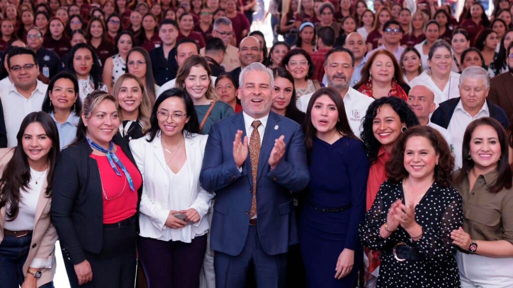 Bedolla entre Mujeres durante el arranque de los Centros Libre en Michoacán