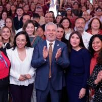 Bedolla entre Mujeres durante el arranque de los Centros Libre en Michoacán