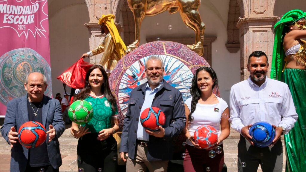 Alfredo Ramírez Bedolla inaugura exposición en el Centro Cultural Clavijero