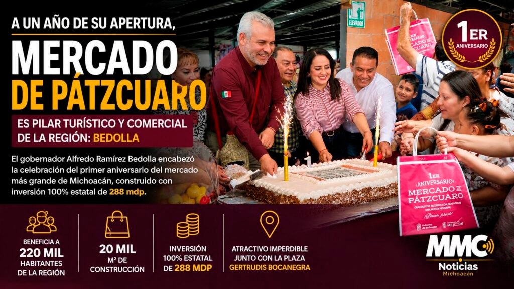 Asistentes muestran bolsas conmemorativas del primer aniversario del mercado de Pátzcuaro