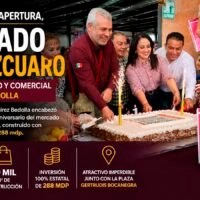 Asistentes muestran bolsas conmemorativas del primer aniversario del mercado de Pátzcuaro
