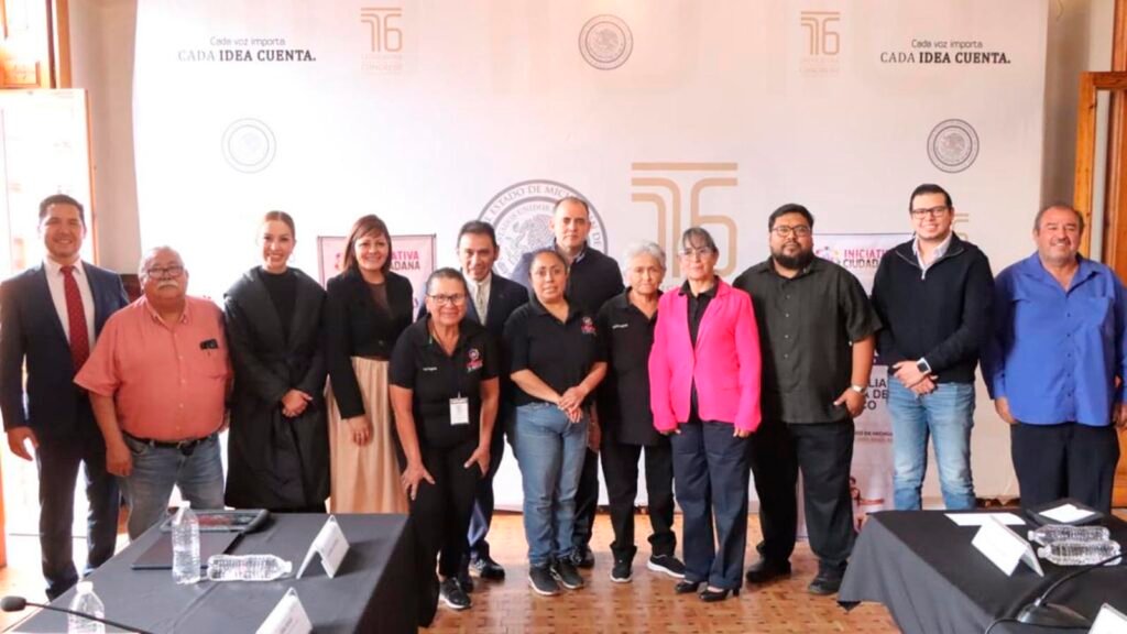 Baltazar Gaona durante foro sobre políticas de fortalecimiento familiar en Michoacán