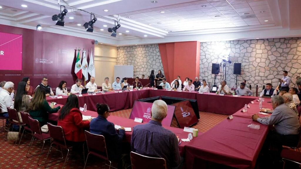 Alfredo Ramírez Bedolla durante reunión con integrantes del Movimiento Antorchista